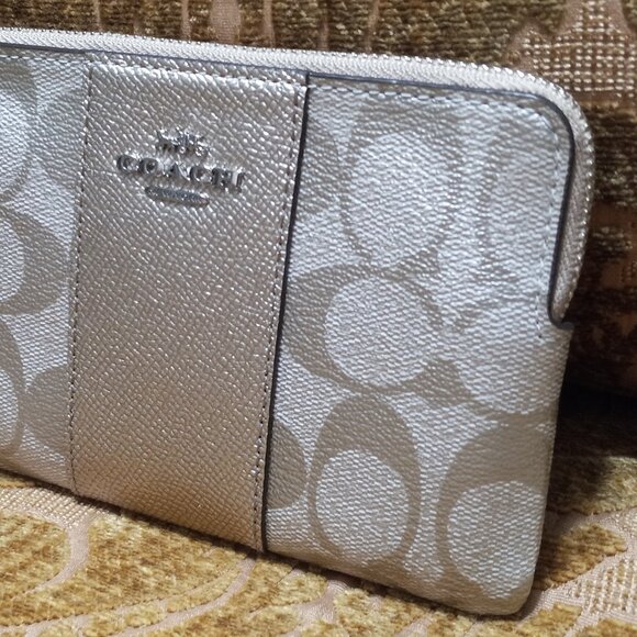 💲💲💲SALE‼️🎉Coach Wristlet Wallet Platinum Gold Mono Leather - Picture 5 of 8